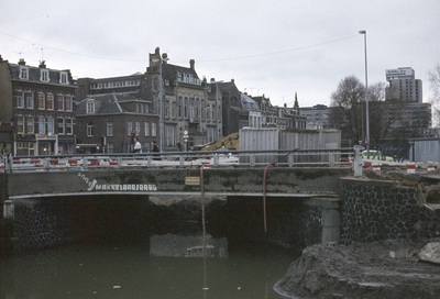 801552 Gezicht op de Smakkelaarsbrug over de Leidsche Rijn te Utrecht, met de voorgrond de Stadsbuitengracht, tijdens ...